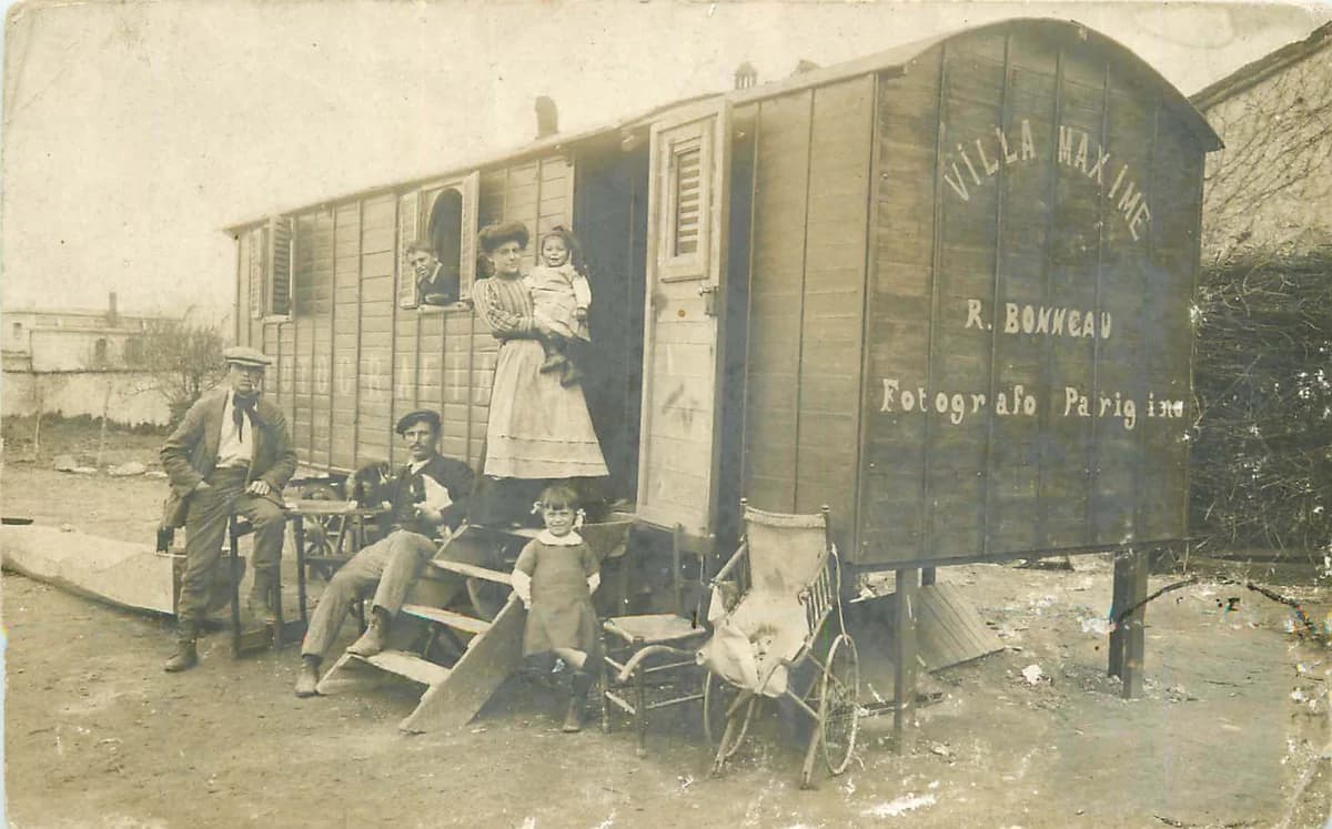 Scène ancienne avec roulotte avant restauration par IA