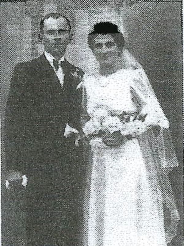 Ancienne photo de mariage floue en noir et blanc avant restauration par IA